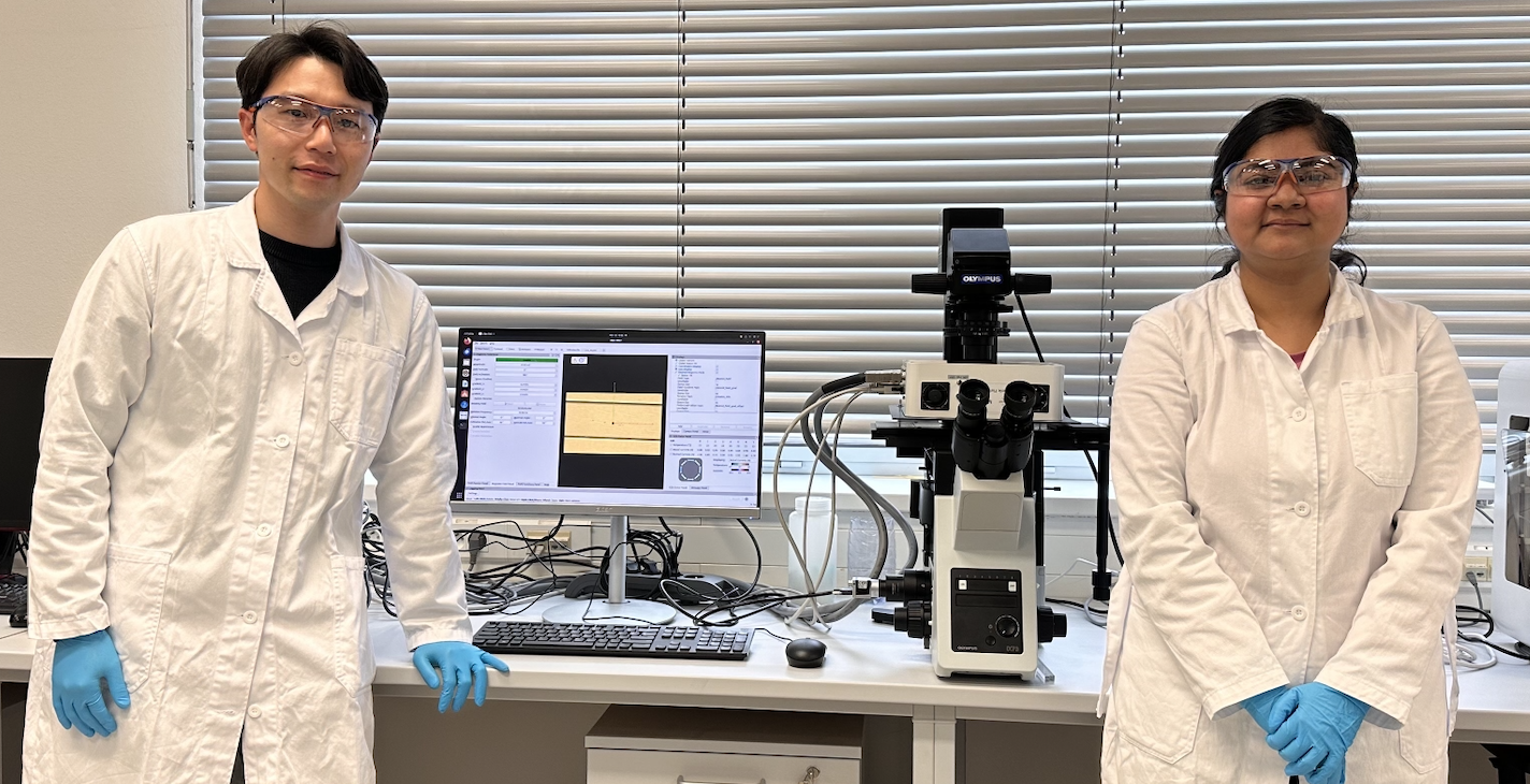 Jeonghyo Kim a  Apabrita Mallick z výzkumné skupiny ADVANCED NANOROBOTS AND MULTISCALE ROBOTICS LAB.